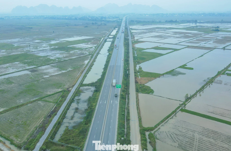 Nhiều ô tô qua trạm thu phí tự động bất thành trên cao tốc Mai Sơn - Quốc lộ 45
