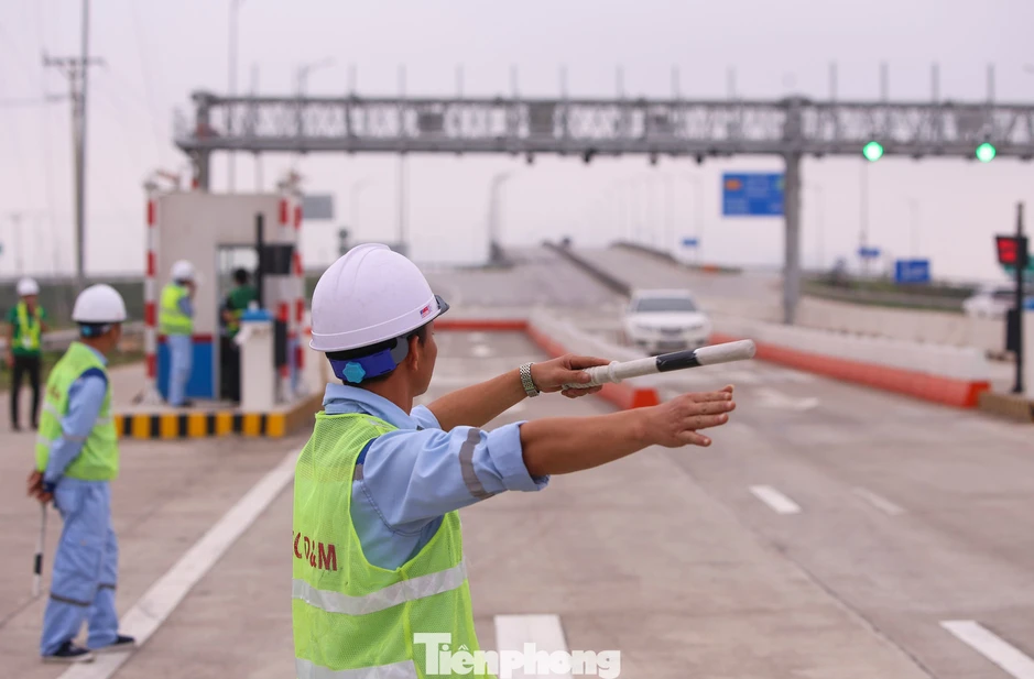 Nhiều ô tô qua trạm thu phí tự động bất thành trên cao tốc Mai Sơn - Quốc lộ 45