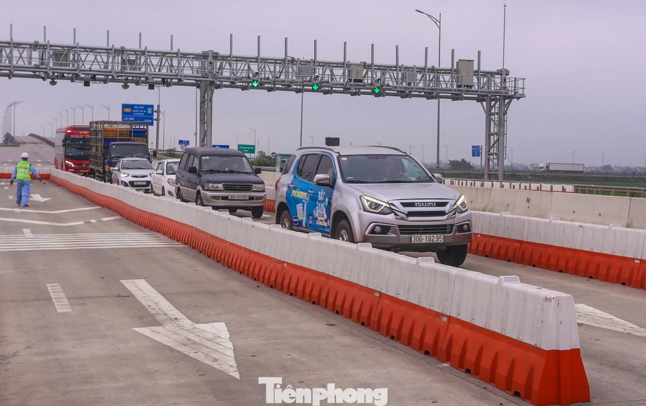 Nhiều ô tô qua trạm thu phí tự động bất thành trên cao tốc Mai Sơn - Quốc lộ 45