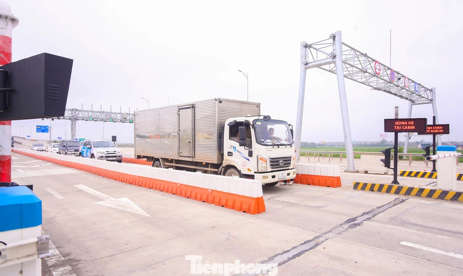 Nhiều ô tô qua trạm thu phí tự động bất thành trên cao tốc Mai Sơn - Quốc lộ 45