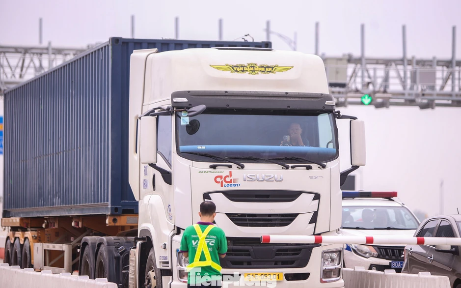 Nhiều ô tô qua trạm thu phí tự động bất thành trên cao tốc Mai Sơn - Quốc lộ 45