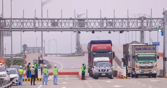 Nhiều ô tô qua trạm thu phí tự động bất thành trên cao tốc Mai Sơn - Quốc lộ 45