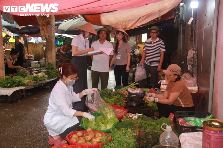 Những bát bún 10.000 đồng giữa chợ Hà Nội Những bát bún 10.000 đồng giữa chợ Hà Nội