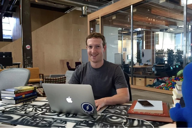 Ông chủ Facebook khoe góc làm việc trên mạng xã hội của Elon Musk: Phát hiện chiếc bàn hơn 5.000 tỷ và 2 máy tính Apple hàng hiếm Ông chủ Facebook khoe góc làm việc trên mạng xã hội của Elon Musk: Phát hiện chiếc bàn hơn 5.000 tỷ và 2 máy tính Apple hàng hiếm