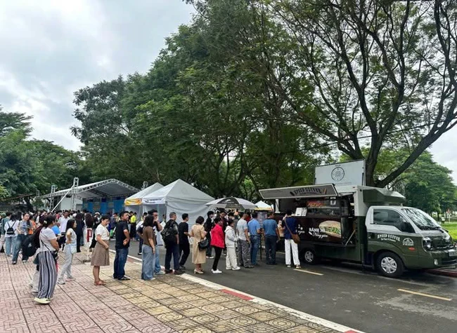 Ông Đặng Lê Nguyên Vũ bán cà phê vỉa hè, bánh mì nóng giòn tại Công viên Lê Văn Tám