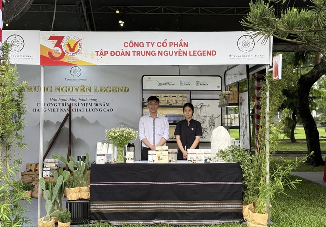 Ông Đặng Lê Nguyên Vũ bán cà phê vỉa hè, bánh mì nóng giòn tại Công viên Lê Văn Tám