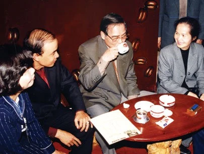 Ông Đặng Lê Nguyên Vũ tặng sách và cà phê miễn phí cho khách hàng tại TP.HCM, áp dụng duy nhất 1 ngày, giới hạn số lượng người được tặng Ông Đặng Lê Nguyên Vũ tặng sách và cà phê miễn phí cho khách hàng tại TP.HCM, áp dụng duy nhất 1 ngày, giới hạn số lượng người được tặng