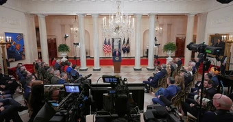 Ông Trump dọa đưa Iran về thời kỳ đồ đá , Giá dầu tăng vọt và vàng giảm mạnh