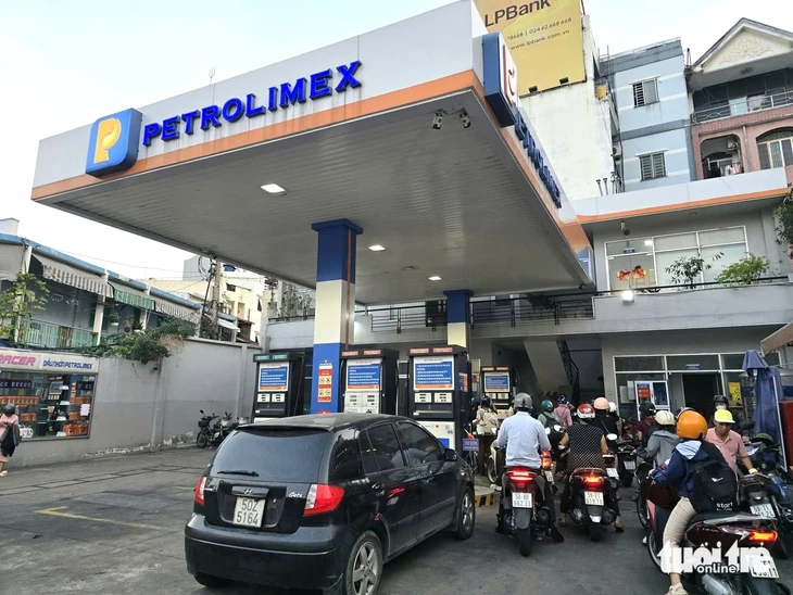 Petrolimex báo tin bất thường: Gần 43.300 cổ đông, vẫn có nguy cơ phải rời sàn Petrolimex báo tin bất thường: Gần 43.300 cổ đông, vẫn có nguy cơ phải rời sàn