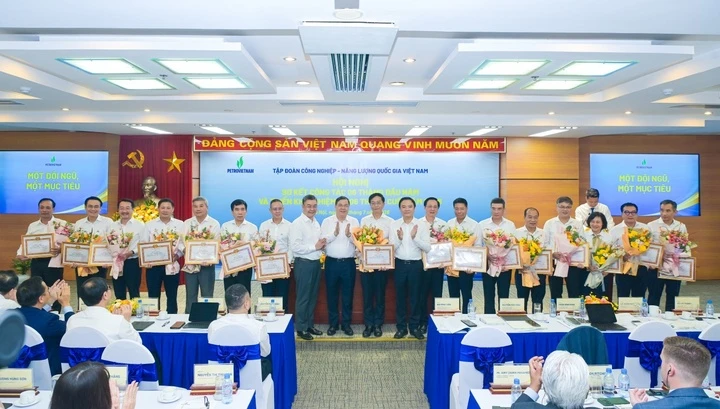 Petrovietnam đóng góp quan trọng vào ổn định kinh tế vĩ mô Petrovietnam đóng góp quan trọng vào ổn định kinh tế vĩ mô