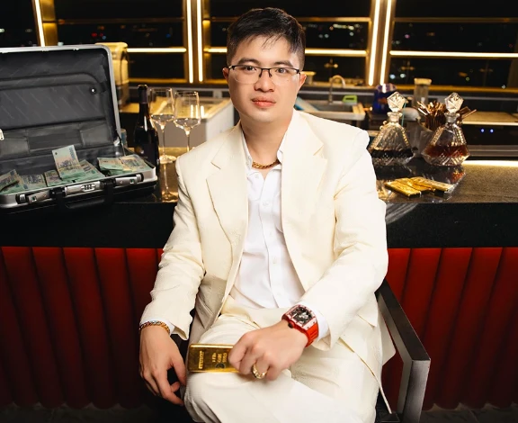 Phát hiện 214 miếng vàng có chữ SJC, gần 100 tỷ đồng tiền mặt, "núi" đồng hồ Rolex, Hublot... tại nhà bạn gái của siêu lừa Mr Pips