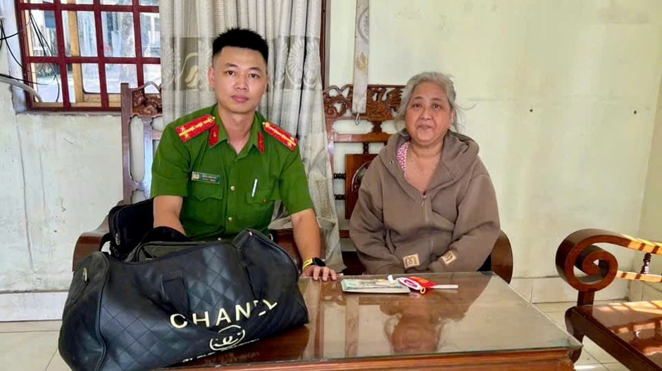 Phát hiện cọc tiền 500.000 đồng và gần 10 chỉ vàng 24K nằm chơ vơ gần đống rác, công an lập tức xác minh Phát hiện cọc tiền 500.000 đồng và gần 10 chỉ vàng 24K nằm chơ vơ gần đống rác, công an lập tức xác minh