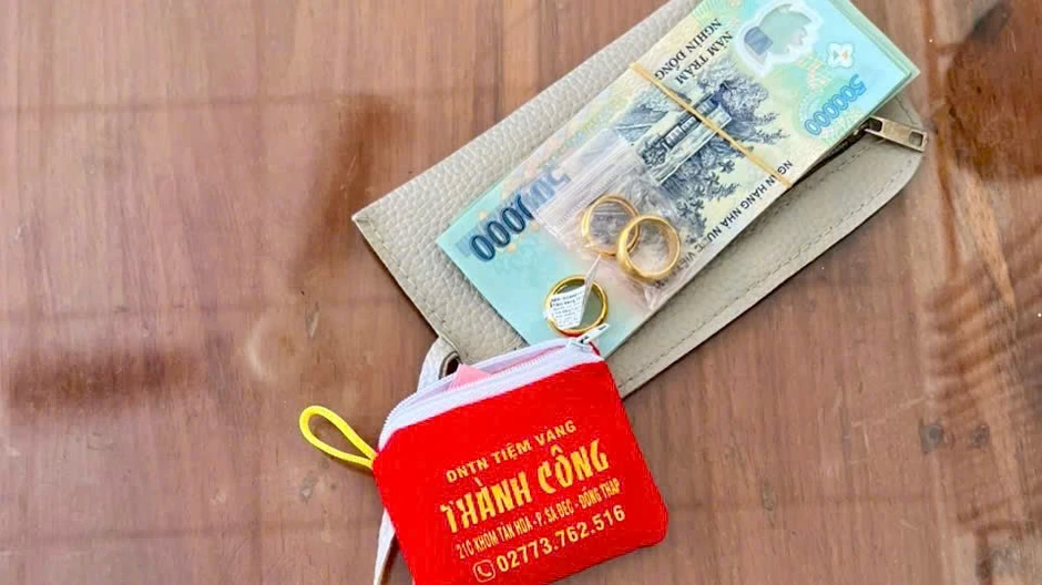 Phát hiện cọc tiền 500.000 đồng và gần 10 chỉ vàng 24K nằm chơ vơ gần đống rác, công an lập tức xác minh Phát hiện cọc tiền 500.000 đồng và gần 10 chỉ vàng 24K nằm chơ vơ gần đống rác, công an lập tức xác minh