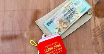 Phát hiện cọc tiền 500.000 đồng và gần 10 chỉ vàng 24K nằm chơ vơ gần đống rác, công an lập tức xác minh