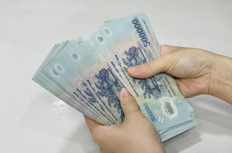 Phát hiện hàng trăm tờ tiền 500 nghìn đồng bỏ quên trong cây ATM Phát hiện hàng trăm tờ tiền 500 nghìn đồng bỏ quên trong cây ATM