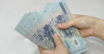 Phát hiện hàng trăm tờ tiền 500 nghìn đồng bỏ quên trong cây ATM