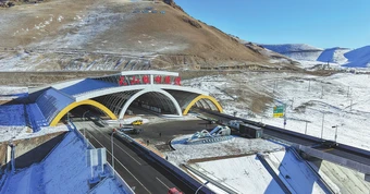 Phát hiện hàng xóm Việt Nam xẻ núi cao 3.200 m xây đường hầm dài hơn 22 km, đào giếng đứng sâu 706 m, hoàn thành chỉ sau hơn 5 năm