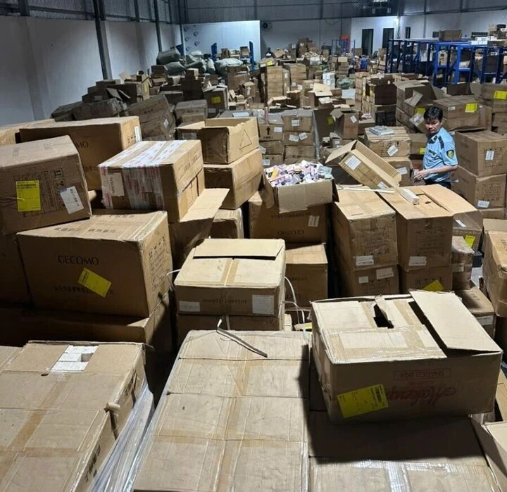 Phát hiện hơn 233.000 sản phẩm mỹ phẩm trôi nổi, trị giá hơn 10 tỷ đồng Phát hiện hơn 233.000 sản phẩm mỹ phẩm trôi nổi, trị giá hơn 10 tỷ đồng