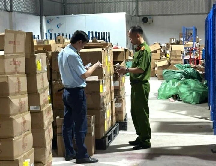 Phát hiện hơn 233.000 sản phẩm mỹ phẩm trôi nổi, trị giá hơn 10 tỷ đồng Phát hiện hơn 233.000 sản phẩm mỹ phẩm trôi nổi, trị giá hơn 10 tỷ đồng