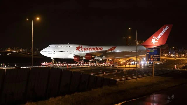Phát hiện máy bay Boeing 747 nặng 150 tấn được vận chuyển bằng đường bộ: Sử dụng 352 bánh xe, vượt 17 rãnh đào, thực hiện một nhiệm vụ đặc biệt