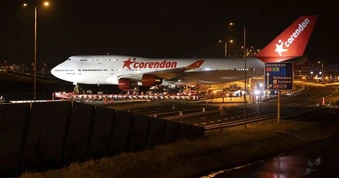 Phát hiện máy bay Boeing 747 nặng 150 tấn được vận chuyển bằng đường bộ: Sử dụng 352 bánh xe, vượt 17 rãnh đào, thực hiện một nhiệm vụ đặc biệt