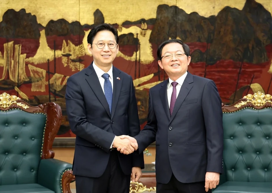 Phó thủ tướng Hàn Quốc kỳ vọng tăng hợp tác AI, bán dẫn với Việt Nam Phó thủ tướng Hàn Quốc kỳ vọng tăng hợp tác AI, bán dẫn với Việt Nam