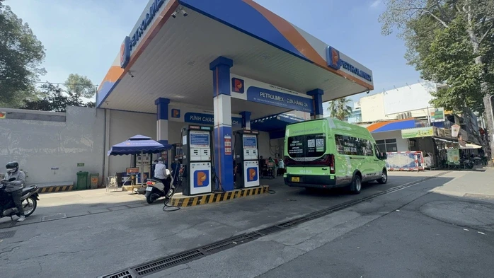 Quản lý thị trường TP HCM: Những cây xăng bán nhỏ giọt và găm hàng đã bị xử lý Quản lý thị trường TP HCM: Những cây xăng bán nhỏ giọt và găm hàng đã bị xử lý