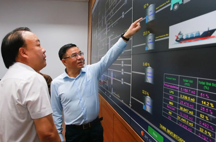 Quyền Bộ trưởng Bộ Công Thương đến nhà máy lọc dầu, yêu cầu 'giữ vững nguồn cung'