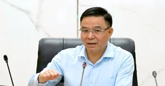 Quyền Bộ trưởng Bộ Công Thương đến nhà máy lọc dầu, yêu cầu 'giữ vững nguồn cung'