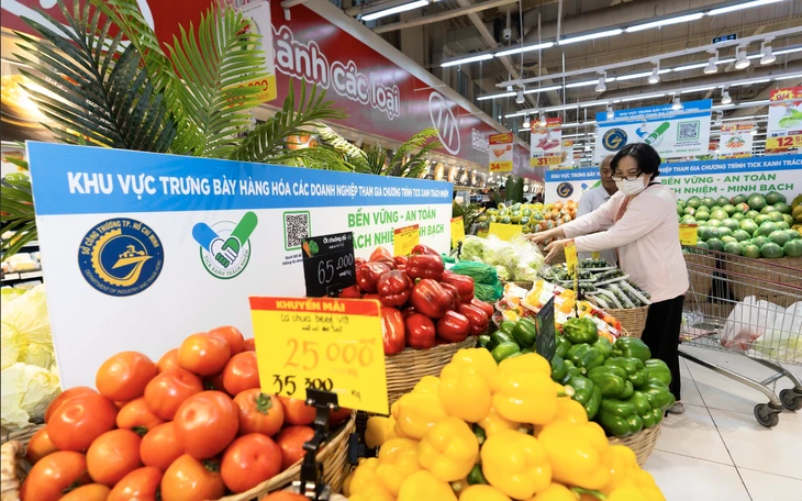 Ra chợ mua thịt heo, biết ngay 'hàng sạch' nhờ quét mã tại chỗ Ra chợ mua thịt heo, biết ngay 'hàng sạch' nhờ quét mã tại chỗ