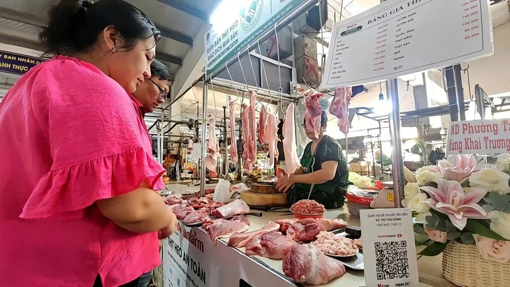 Ra chợ mua thịt heo, biết ngay 'hàng sạch' nhờ quét mã tại chỗ Ra chợ mua thịt heo, biết ngay 'hàng sạch' nhờ quét mã tại chỗ
