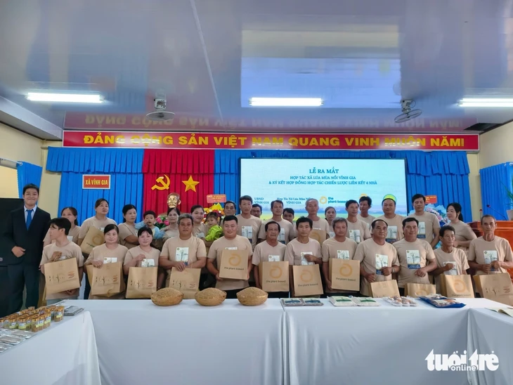 Ra mắt Hợp tác xã 'lúa mùa nổi' Vĩnh Gia và ký kết '4 nhà'