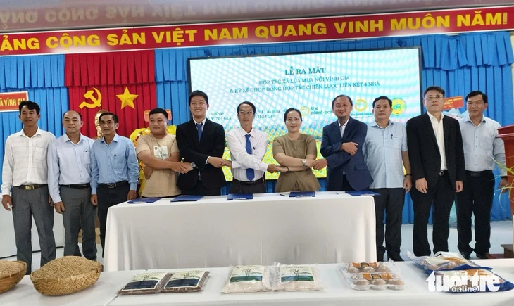Ra mắt Hợp tác xã 'lúa mùa nổi' Vĩnh Gia và ký kết '4 nhà'