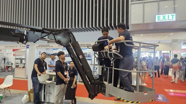 Robot, công nghệ Trung Quốc đổ bộ tìm nhà thu mua tại Việt Nam Robot, công nghệ Trung Quốc đổ bộ tìm nhà thu mua tại Việt Nam