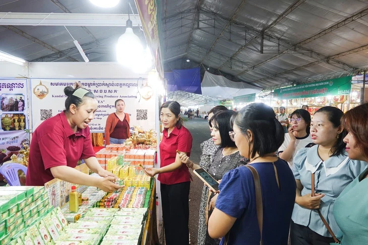 Sâm Tiến Vua, nước mắm Phú Quốc, gạo hữu cơ Campuchia và nhiều đặc sản hội tụ về vùng Bảy Núi Sâm Tiến Vua, nước mắm Phú Quốc, gạo hữu cơ Campuchia và nhiều đặc sản hội tụ về vùng Bảy Núi