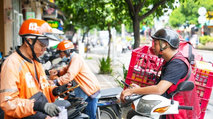 Sàn thương mại điện tử đua tăng phí, người bán hàng 'khóc ròng'