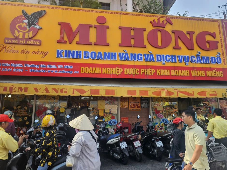 Sau cú rơi 8 triệu đồng/lượng, tiệm vàng xuất hiện cảnh hiếm gặp