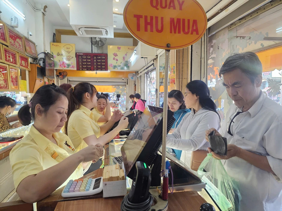 Sau cú rơi 8 triệu đồng/lượng, tiệm vàng xuất hiện cảnh hiếm gặp