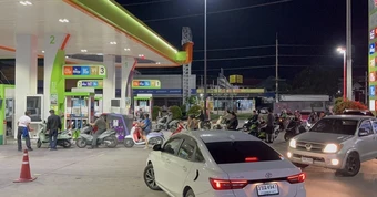 Sau Việt Nam, chính phủ Thái Lan đang xem xét áp dụng một biện pháp mạnh để giảm giá xăng dầu