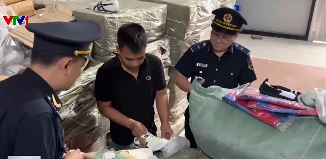 Siết mạnh vi phạm sở hữu trí tuệ từ cửa khẩu đến không gian mạng Siết mạnh vi phạm sở hữu trí tuệ từ cửa khẩu đến không gian mạng