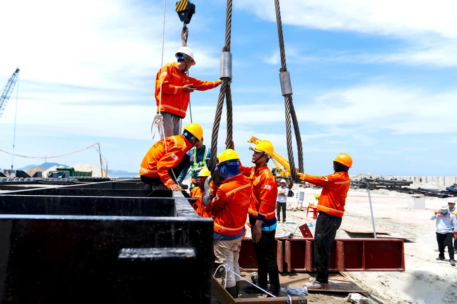 'Siêu cẩu tháp' nâng giàn thép hơn 1.400 tấn lắp mái Nhà hát APEC