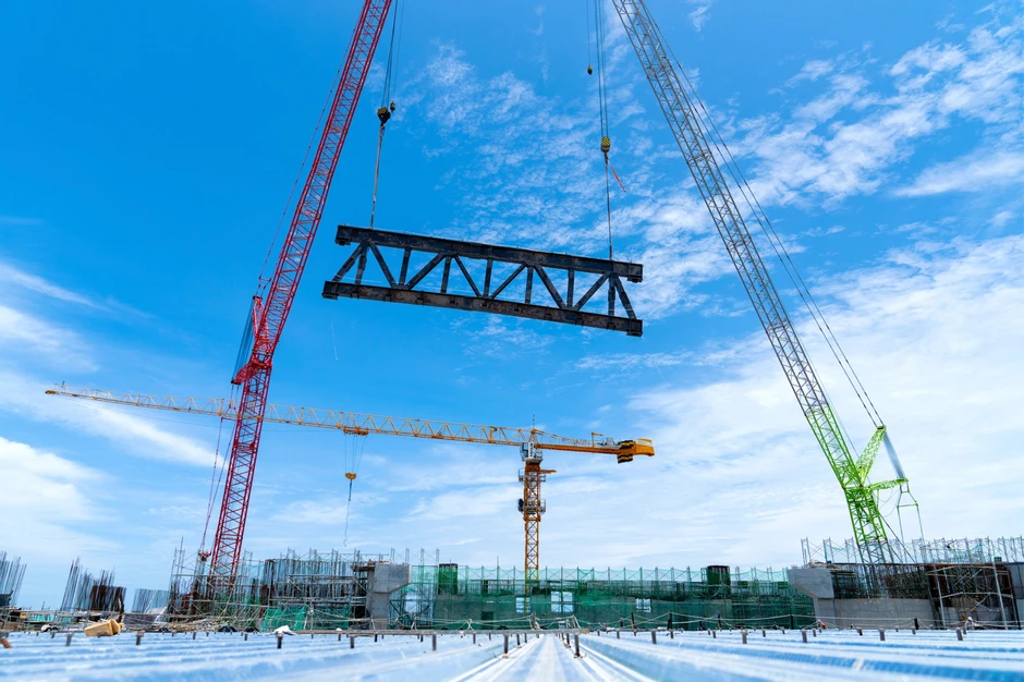 'Siêu cẩu tháp' nâng giàn thép hơn 1.400 tấn lắp mái Nhà hát APEC
