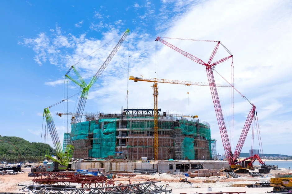 'Siêu cẩu tháp' nâng giàn thép hơn 1.400 tấn lắp mái Nhà hát APEC