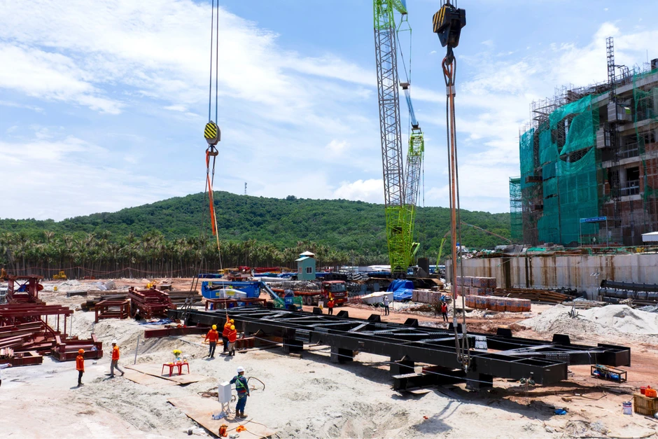 'Siêu cẩu tháp' nâng giàn thép hơn 1.400 tấn lắp mái Nhà hát APEC