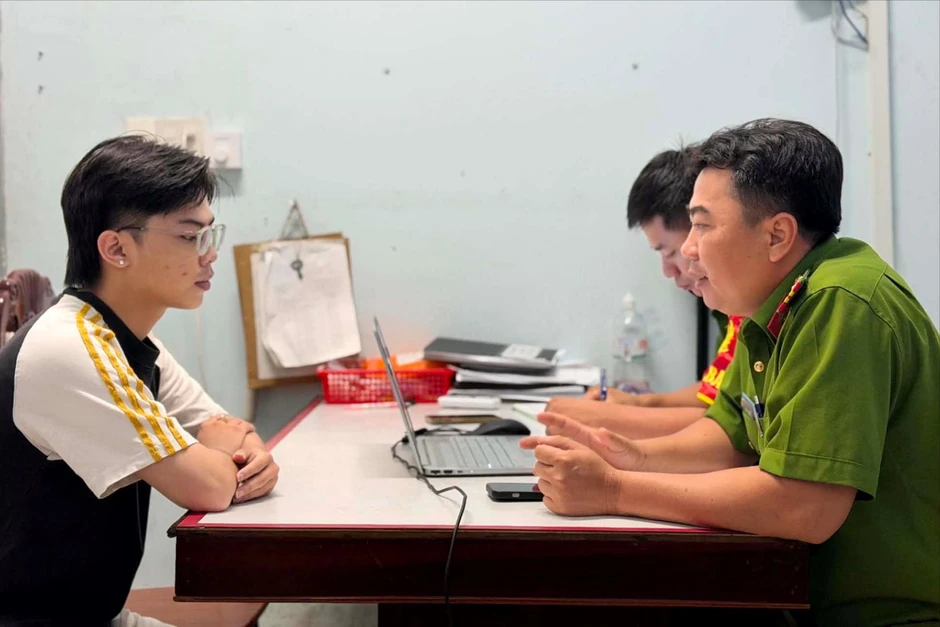 Tài khoản của thanh niên SN 2006 phát sinh giao dịch 4,5 tỷ đồng, công an phối hợp với ngân hàng khẩn trương xác minh Tài khoản của thanh niên SN 2006 phát sinh giao dịch 4,5 tỷ đồng, công an phối hợp với ngân hàng khẩn trương xác minh