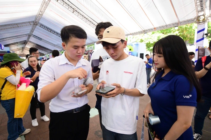 Tại Lễ hội Tài chính số, lần đầu khách hàng được tự quyết hạng thẻ tín dụng Tại Lễ hội Tài chính số, lần đầu khách hàng được tự quyết hạng thẻ tín dụng
