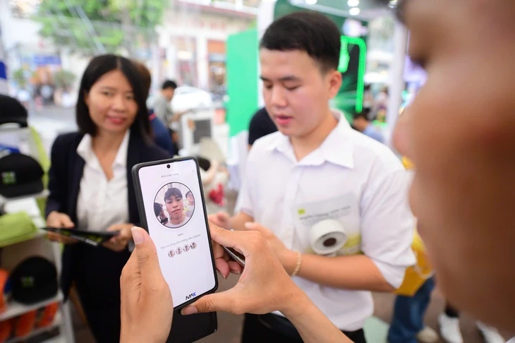 Tại Lễ hội Tài chính số, lần đầu khách hàng được tự quyết hạng thẻ tín dụng Tại Lễ hội Tài chính số, lần đầu khách hàng được tự quyết hạng thẻ tín dụng