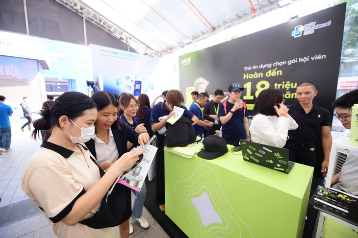 Tại Lễ hội Tài chính số, lần đầu khách hàng được tự quyết hạng thẻ tín dụng Tại Lễ hội Tài chính số, lần đầu khách hàng được tự quyết hạng thẻ tín dụng