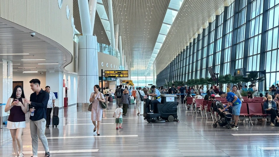 Tân Sơn Nhất đông nghịt người ngày cuối kỳ nghỉ lễ