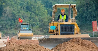 Tập đoàn xây dựng nổi tiếng Việt Nam chi hàng trăm triệu thưởng cho công nhân lái xe ben, vận hành máy ủi… xuất sắc, tổ chức 'tranh tài' tại dự án 11.808 tỷ đồng